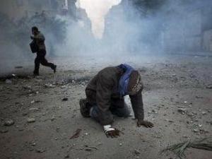 احد المصابين من القنابل في شارع محمد محمود